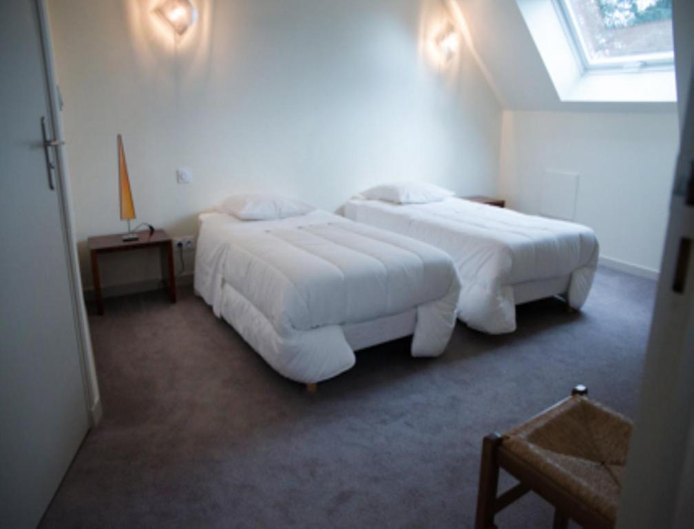 Hotel Le Petit Pont Moncé-en-Belin Pokoj fotografie